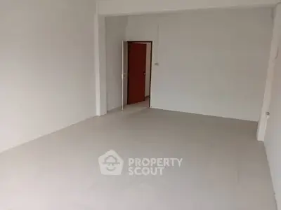 Spacious empty room with white walls and tiled floor, ready for customization.