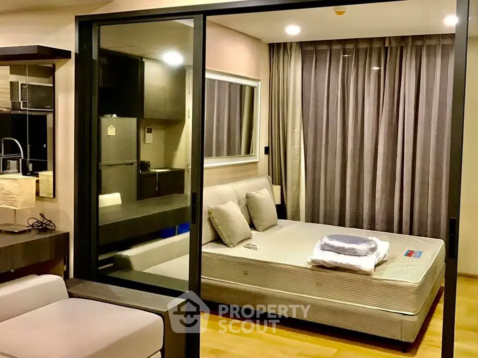 Fully Furnished 1 Bedroom Condo at Klass Langsuan-1