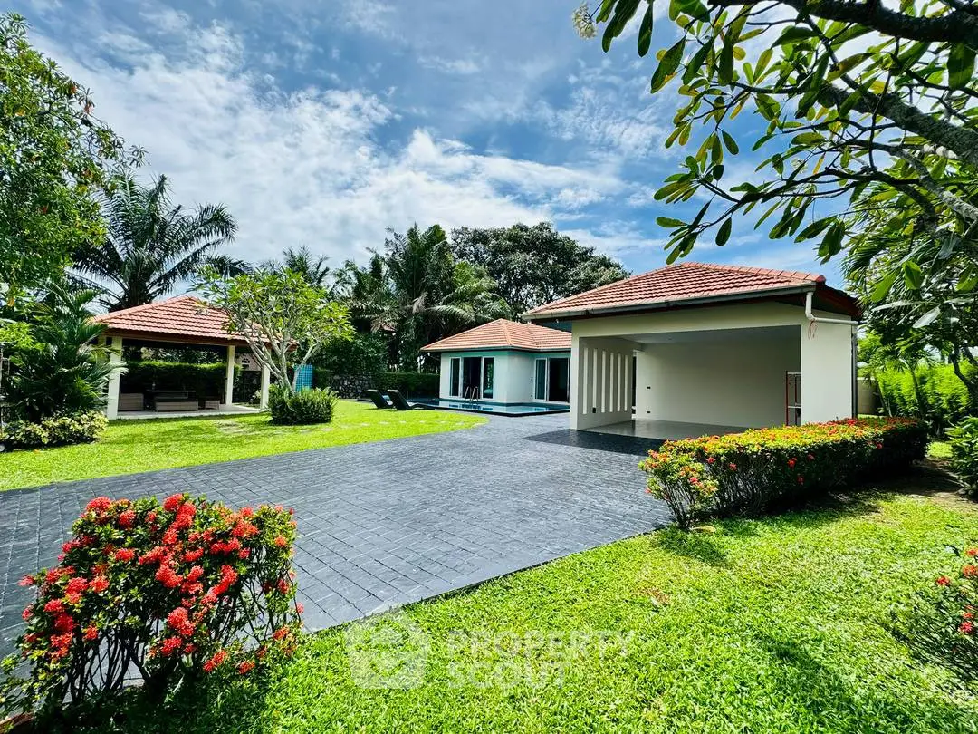 Stunning tropical villa with lush garden and spacious driveway