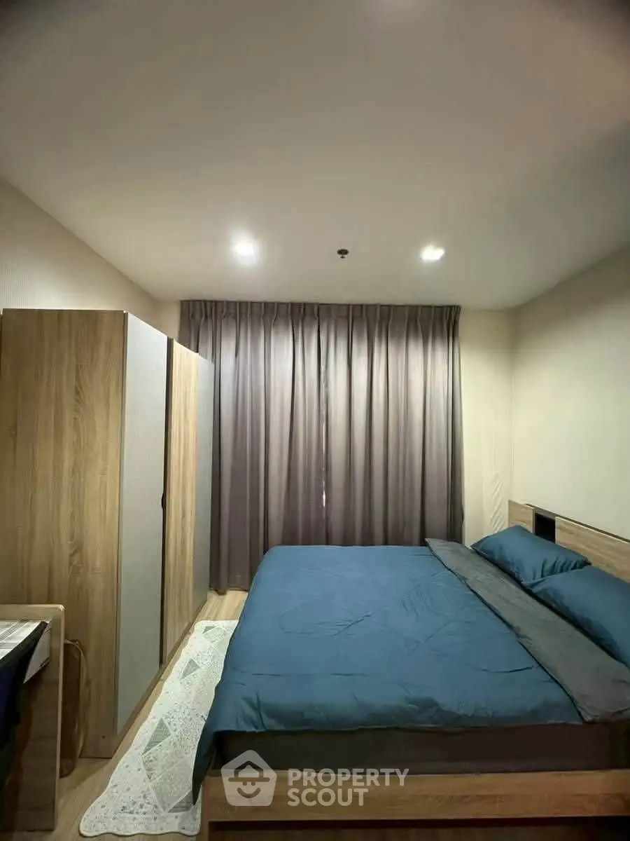 Cozy bedroom with modern furnishings and soft lighting, perfect for relaxation and comfort.