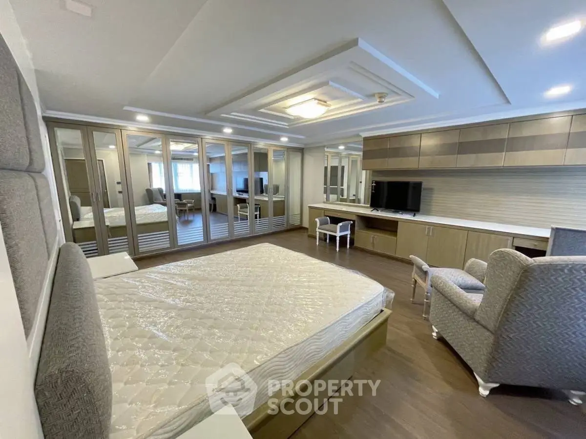 Luxurious bedroom with mirrored wardrobes and elegant furnishings