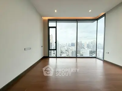 Spacious corner unit with stunning city skyline view and floor-to-ceiling windows.