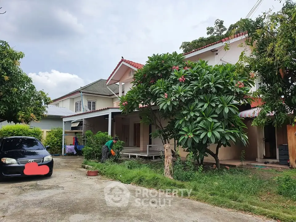 Charming suburban house with lush garden and spacious driveway, perfect for family living.