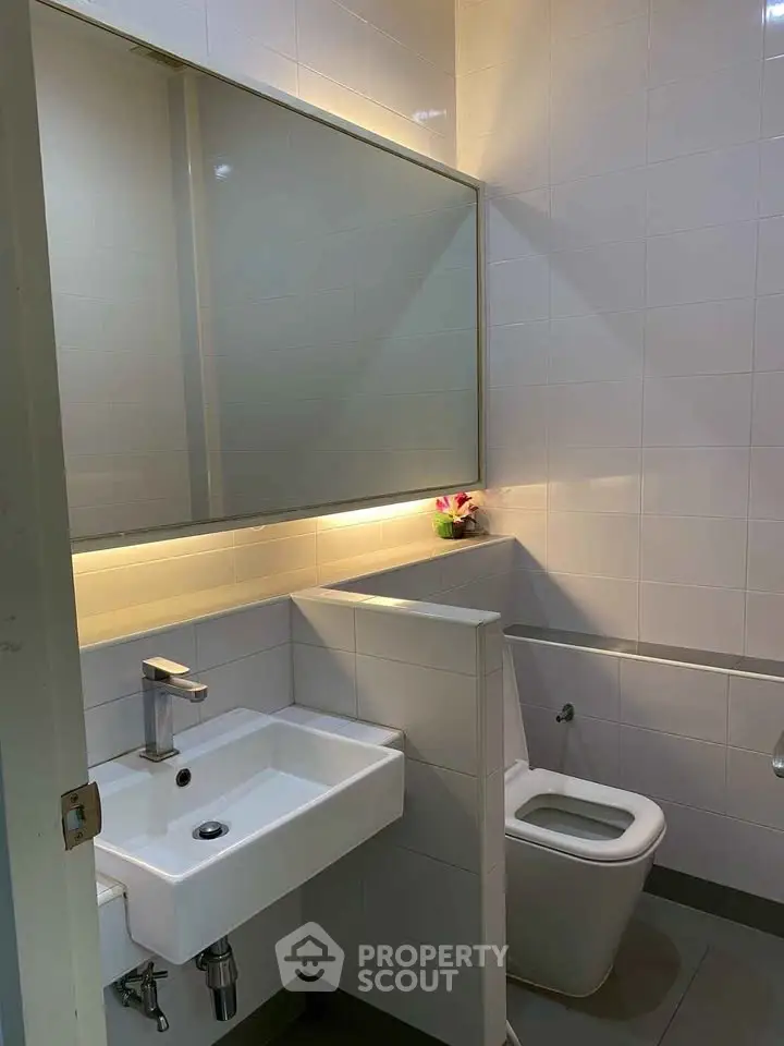 Modern bathroom with sleek fixtures and ambient lighting