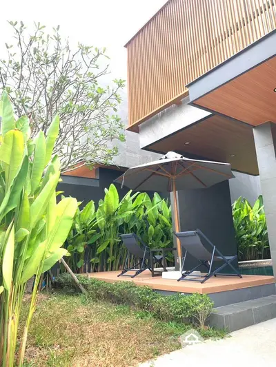 Modern garden patio with sleek design and lush greenery