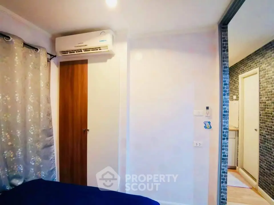 Cozy bedroom with air conditioning and stylish decor, perfect for comfort and relaxation.