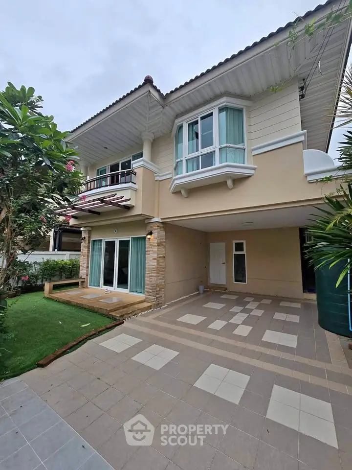 Charming two-story house with lush garden and spacious driveway, perfect for family living.