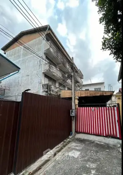 Explore this multi-story building with gated entrance, perfect for investment opportunities.
