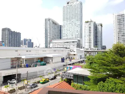 Stunning urban skyline view with modern high-rise buildings and lush greenery, perfect for city living enthusiasts.