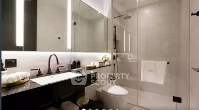 Luxurious modern bathroom with sleek fixtures and elegant lighting.