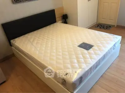 Spacious bedroom with a comfortable bed and modern decor