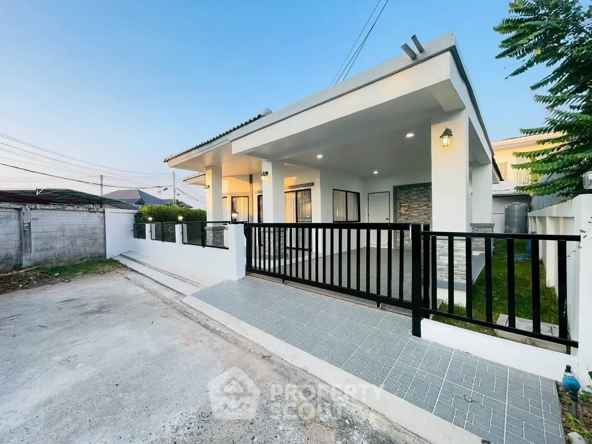 Charming modern house with spacious driveway and stylish exterior design, perfect for family living.