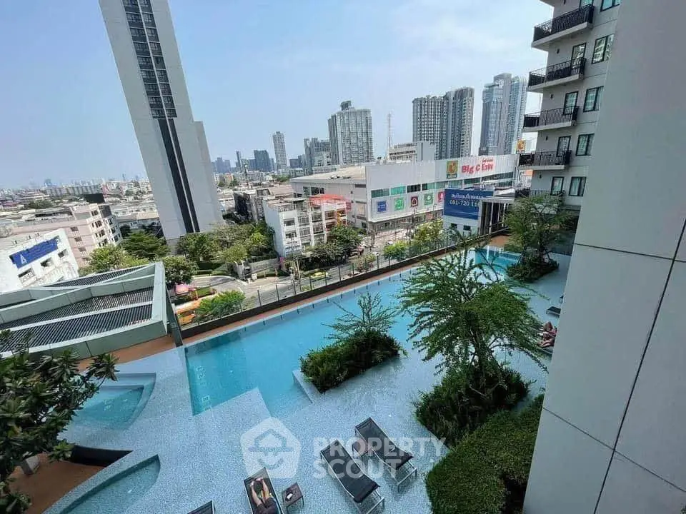 Luxurious urban apartment with stunning pool and city view