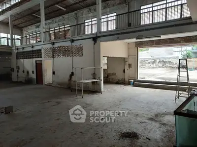 Spacious industrial warehouse with high ceilings and open layout