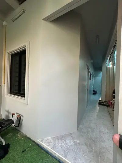 Spacious hallway with modern design and natural lighting, perfect for a contemporary home.