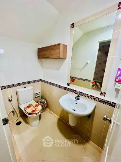 Charming bathroom with modern fixtures and decorative accents, perfect for a cozy home.