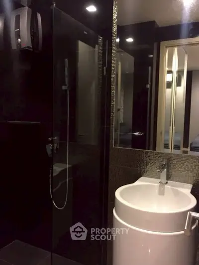Modern bathroom with sleek design and elegant fixtures in luxury apartment.