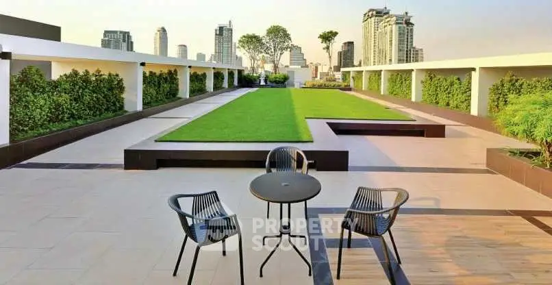 Stunning rooftop garden with city skyline views, perfect for relaxation and gatherings.
