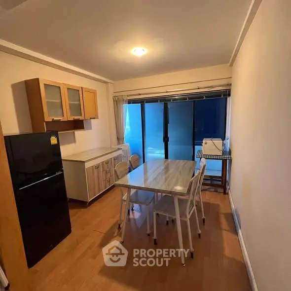 Cozy kitchen with dining area and modern appliances in a bright apartment.