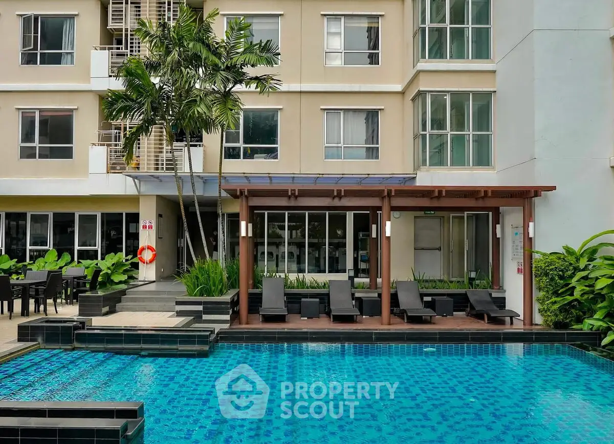 Luxurious apartment building with inviting poolside and modern amenities.