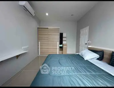 Modern bedroom with sleek design, featuring a comfortable bed and stylish wardrobe.
