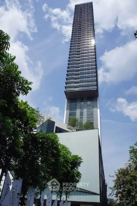 Stunning modern skyscraper with sleek design and lush greenery, perfect for urban living.