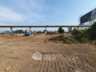 Vacant land with construction potential near elevated railway, ideal for development.