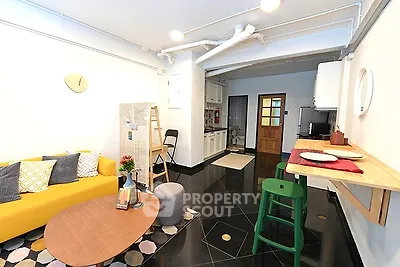Fully Furnished 2 Bedrooms Apartment Livingroom