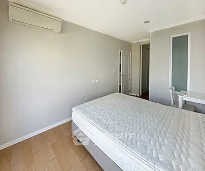 Spacious bedroom with air conditioning and minimalist decor, perfect for comfort and relaxation.