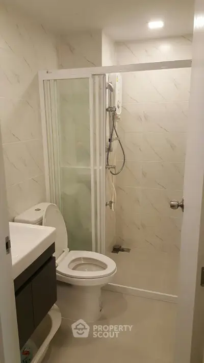  2 Bedrooms Condo at Atmoz Ratchada Huaikwang-6