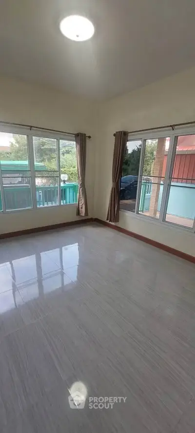 Spacious corner unit with large windows and natural light, perfect for a bright living room.