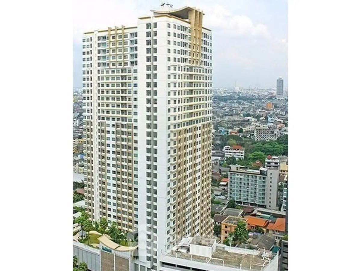 Stunning high-rise building with panoramic city views in a vibrant urban setting.