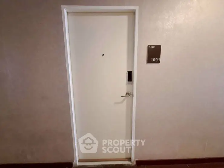 Modern apartment door with electronic lock and room number 1091.