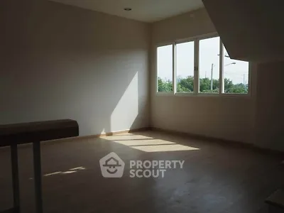 Spacious room with large windows and natural light, ideal for customization.
