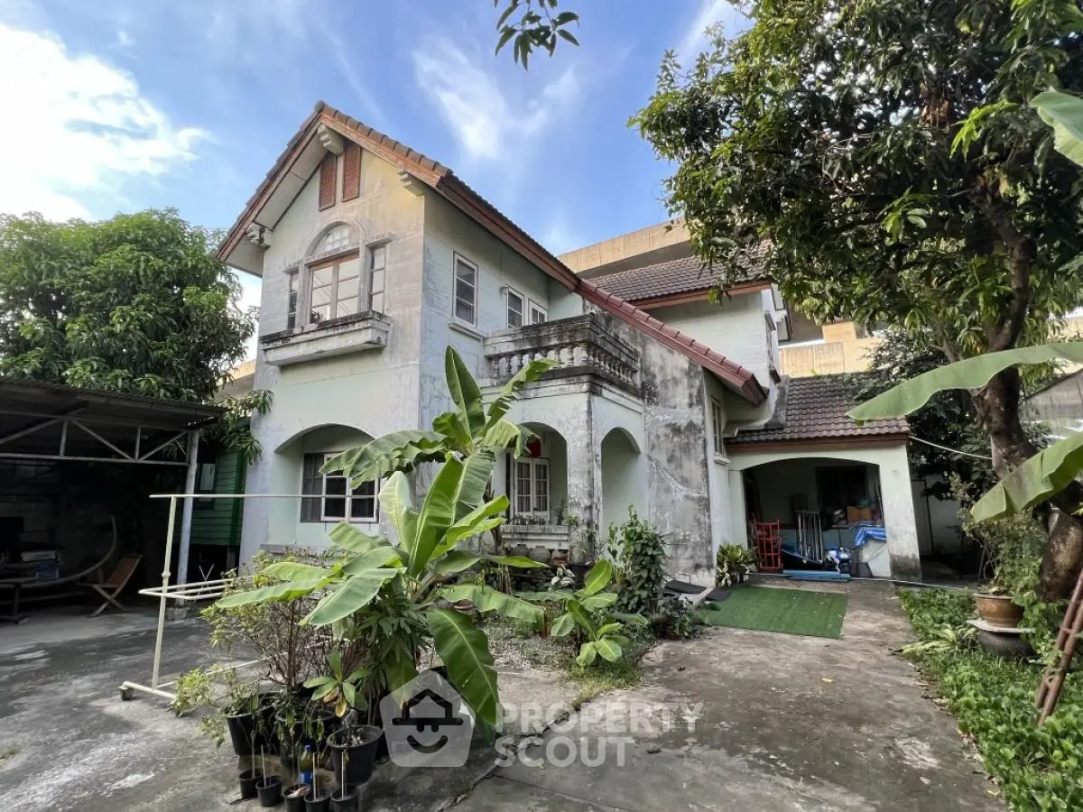 Charming vintage house with lush garden and spacious driveway