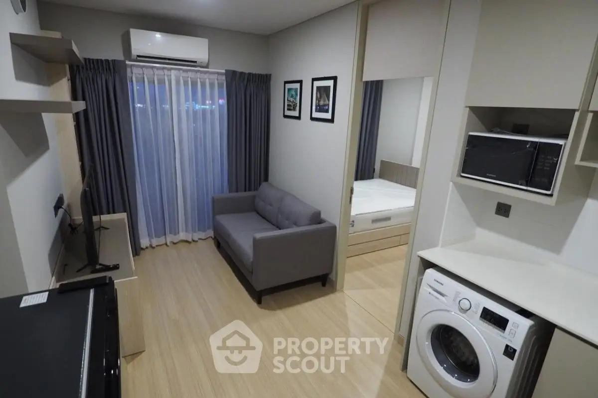  1 Bedroom Condo at Lumpini Suite เพชรบุรี มักกะสัน Livingroom