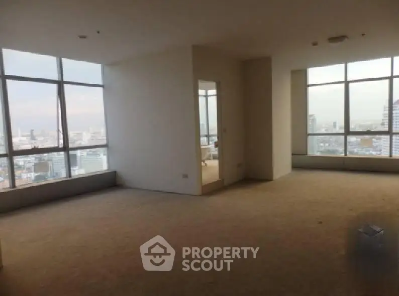 Spacious corner unit with panoramic city views and large windows, ideal for modern living.