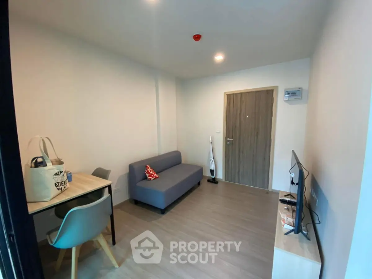 Cozy living room with modern furniture and wooden flooring, perfect for relaxation and entertainment.