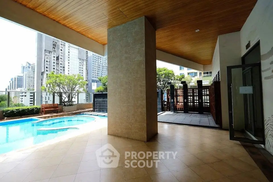 Luxurious urban pool area with modern design and city views, perfect for relaxation and entertainment.