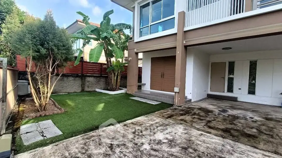 Spacious modern home with lush garden and ample parking space