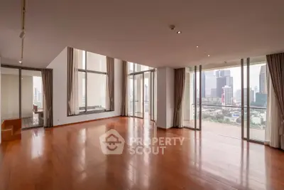 Spacious corner unit with floor-to-ceiling windows and city view
