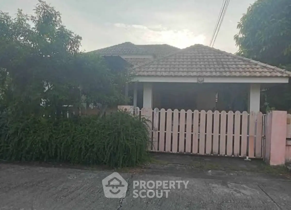 Charming suburban house with tiled roof and lush greenery, perfect for family living.