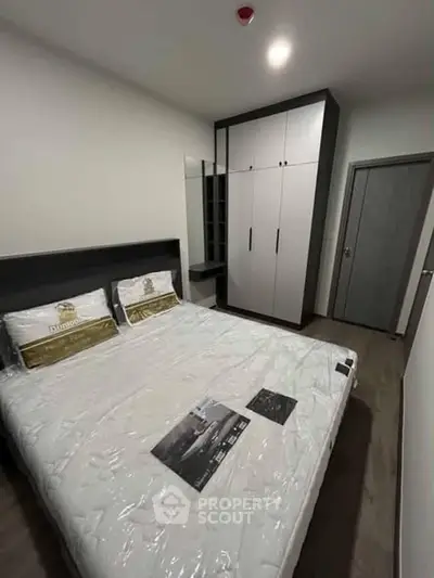 Modern bedroom with stylish wardrobe and comfortable bed in a contemporary apartment.
