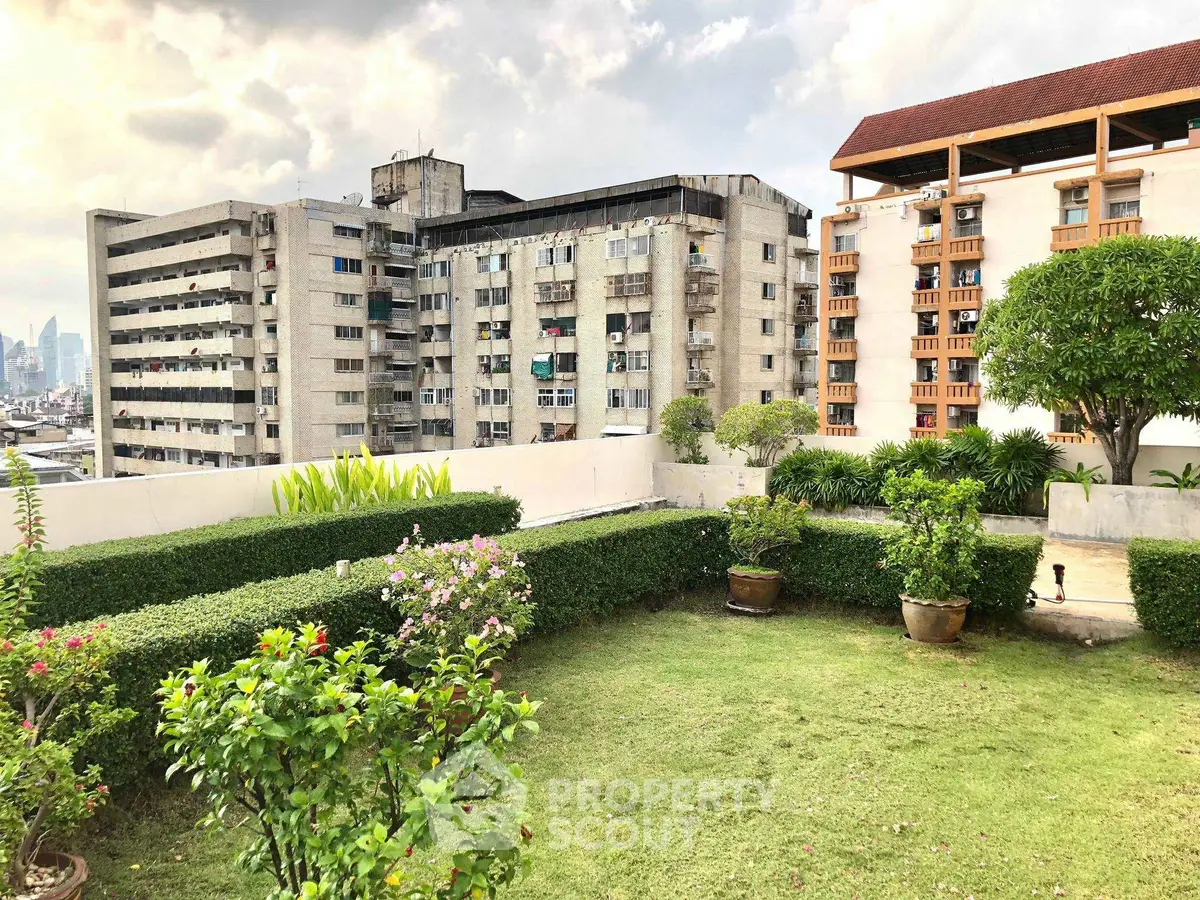 Charming rooftop garden with lush greenery and city views, perfect for relaxation and outdoor gatherings.