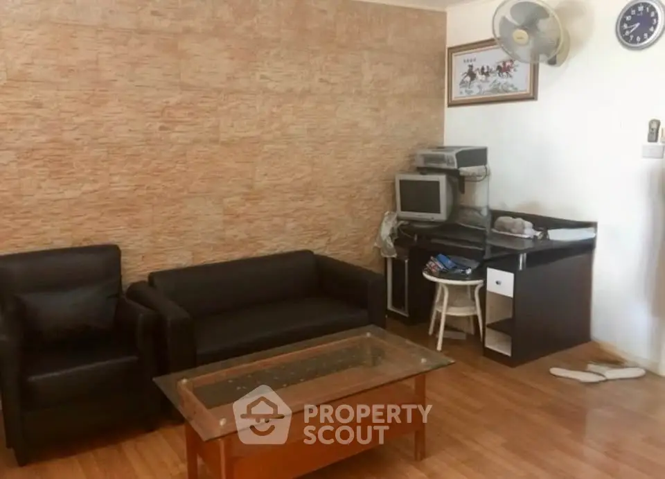 Cozy living room with modern furniture and wooden flooring, perfect for relaxation and entertainment.