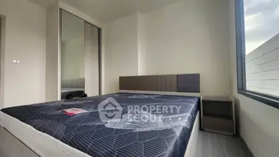 Modern bedroom with large bed and mirrored closet in a bright, minimalist design.