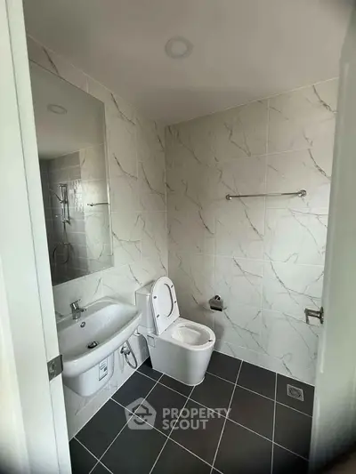 Modern bathroom with sleek fixtures and elegant tile design