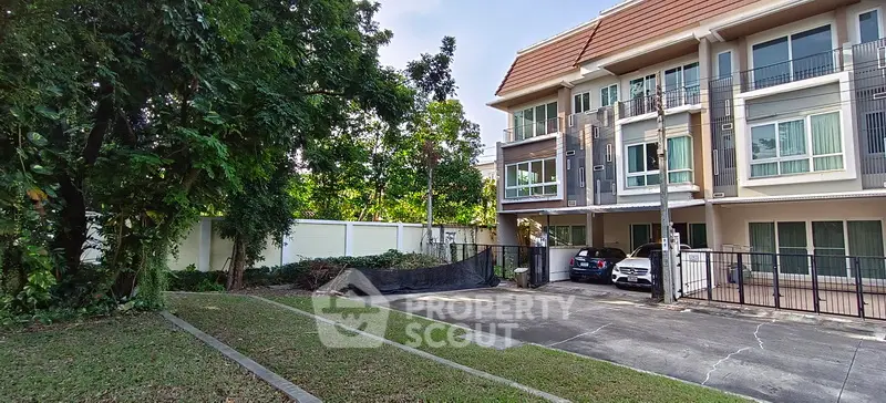 Spacious townhouse with lush garden and ample parking space in serene neighborhood.