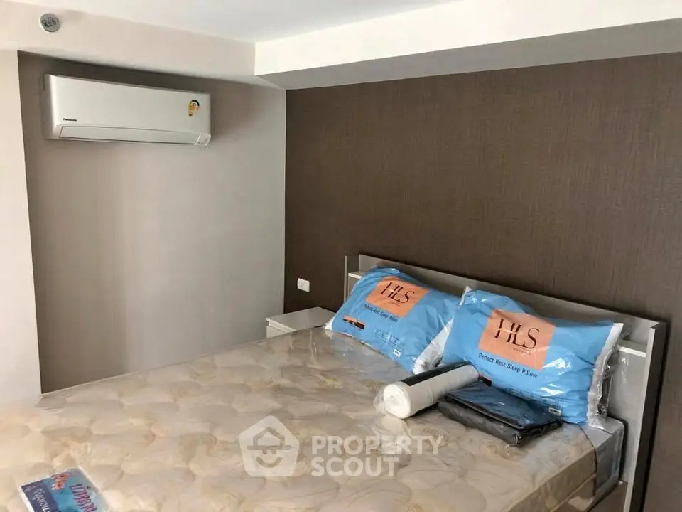 Modern bedroom with air conditioning and stylish decor, perfect for comfort and relaxation.