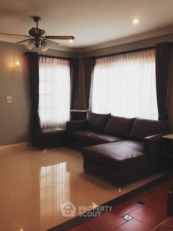 image_rental-5297624